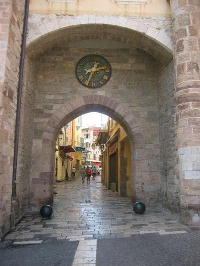 Hyeres village d art et d histoire la porte de la rade situee dans la vieille ville routes touristiques du var guide touristique de la provence alpes cote d azur