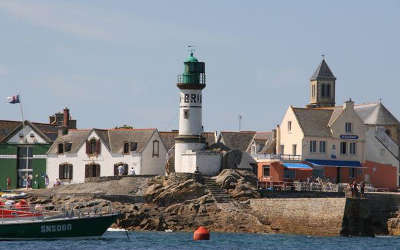 Ile de sein port la foret routes touristiques dans le finistere guide du tourisme en bretagne