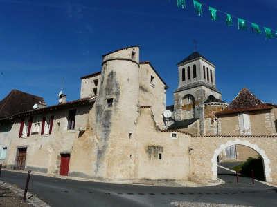 Issac la tour saint jacques et l eglise routes touristiques de la dordogne guide du tourisme d aquitaine