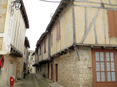 Issigeac maisons a pans de bois rue de l oustal routes touristiques de la dordogne guide touristique de nouvelle aquitaine