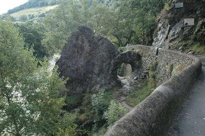 Itxassou le pas de roland le long de la nive route touristique des pyrenees atlantiques guide touristique de l aquitaine