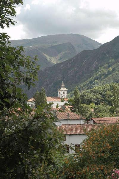 Itxassou vue sur l eglise et l artzamendi route touristique des pyrenees atlantiques guide touristique de l aquitaine