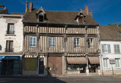 Ivry la bataille maison de l ange ou d henri iv facade sur rue en pans de bois routes touristiques de l eure guide touristique de la haute normandie