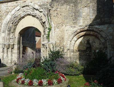 Ivry la bataille portail de l ancienne abbayeroutes touristiques de l eure guide touristique de la haute normandie