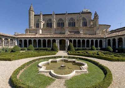 Jardin du cloitre notre dame et le cloitre de l eglise notre dame de marmande jardin remarquable sur la routes touristiques lot et garonne guide du tourisme nouvelle aquitaine