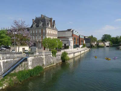 Jarnac la maison courvoisier le fleuve le cognac et le fleuve etape sur la route du vignoble de cognac