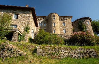 Jaujac village de caractere chateau de bruget routes touristiques de l ardeche guide du tourisme rhone alpes
