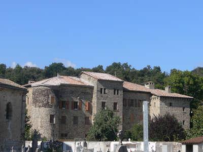 Jaujac village de caractere chateau de castrevieille routes touristiques de l ardeche guide du tourisme rhone alpes