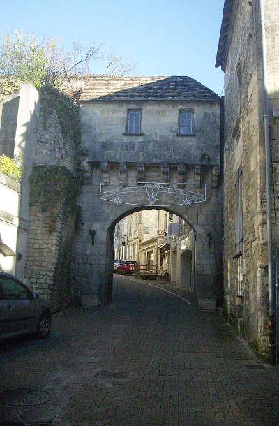 Jonzac porte de la ville du xve siecle routes touristique de charente maritime guide du tourisme de poitou charentes