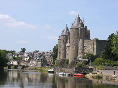 Josselin et le chateau des rohan sur les rives de l oust petite cite de caractere routes touristiques dans le morbihan guide du tourisme en bretagne