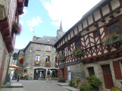 Josselin rue de beaumanoir petite cite de caractere routes touristiques dans le morbihan guide du tourisme en bretagne