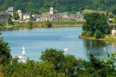 Jugon les lacs le lac de la petite cite de caractere routes touristiques dans les cotes d armor guide du tourisme en bretagne