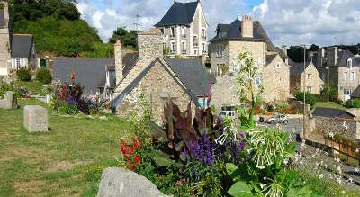 Jugon les lacs vue sur la petite cite de caractere routes touristiques dans les cotes d armor guide du tourisme en bretagne