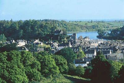 Jugon les lacs vue sur le lac petite cite de caractere routes touristiques dans les cotes d armor guide du tourisme en bretagne