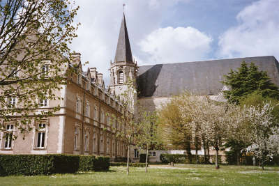 L abbaye saint martin de liguge route des abbayes et monuments du haut poitou guide du tourisme de la vienne