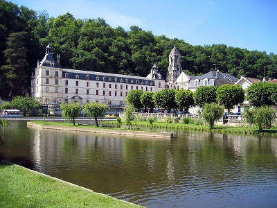 L abbaye saint pierre de brantome route touristique de la dordogne guide du tourisme en nouvelle aquitaine