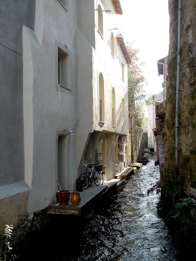 L isle sur la sorgue l arquet pres de la place buisson routes touristiques du vaucluse guide touristique de provence alpes cote d azur