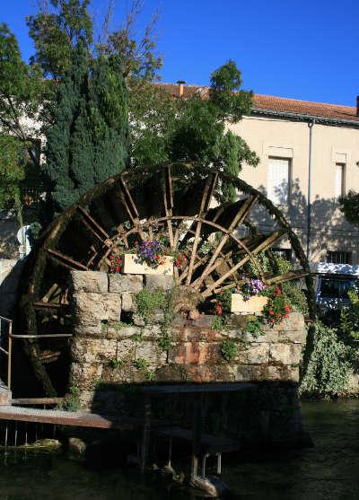 L isle sur la sorgue roue a aubes routes touristiques du vaucluse guide touristique de provence alpes cote d azur