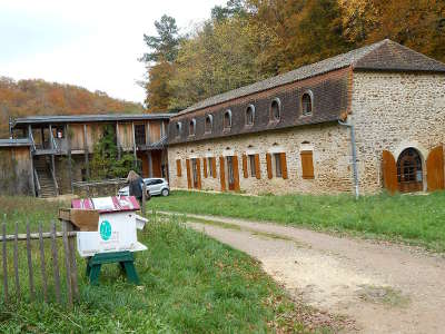 La barde maison du parc naturel regional perigord limousin sur la commune de la coquille guide du tourisme de la dordogne aquitaine