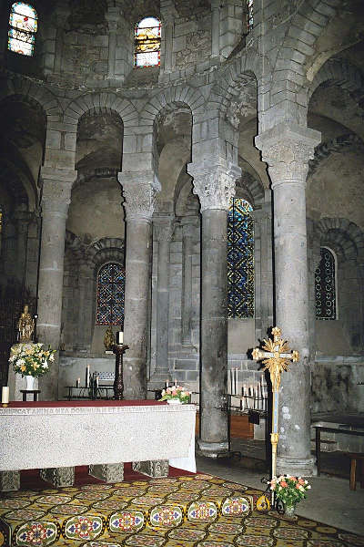 La basilique d orcival colonnes et chapiteaux du rond point les routes touristiques du puy de dome guide touristique auvergne 1