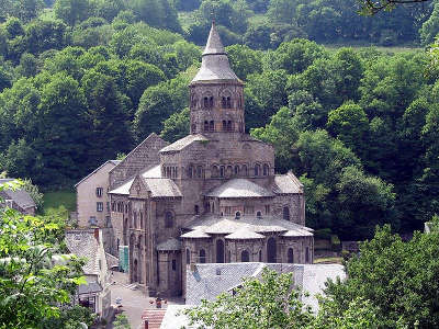 La basilique d orcival les routes touristiques du puy de dome guide touristique auvergne 1