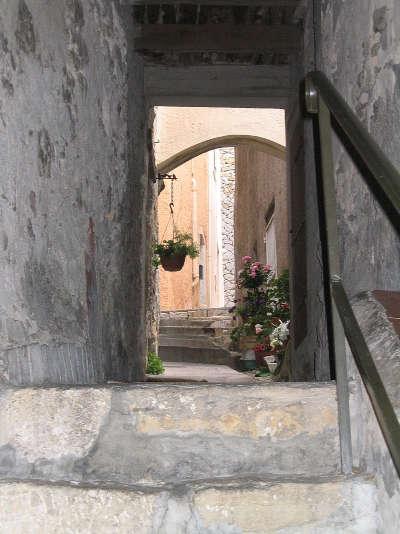 La cadiere d azur cite de caractere entree d une ruelle routes touristiques du var guide touristique de la provence alpes cote d azur