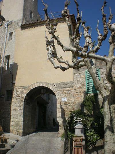 La cadiere d azur cite de caractere porte de la colle routes touristiques du var guide touristique de la provence alpes cote d azur