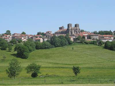 La chaise dieu le vieux bourg avec l abbatiale saint robert routes touristiques de la haute loire guide touristique de l auvergne