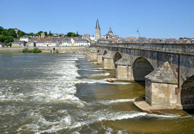 La charite sur loire ville d art et d histoire la loire et le vieux pont de la charite sur loire routes touristiques dans la nievre guide du tourisme en b