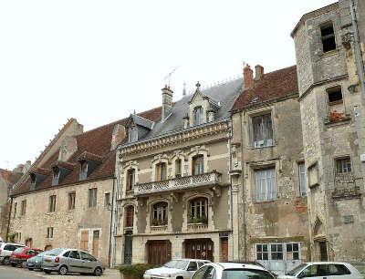 La charite sur loire ville d art et histoire immeuble cour du chateau routes touristiques de la nievre guide touristique de bourgogne