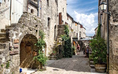 La couvertoirade plus beaux villages de france ruelle routes touristiques de aveyron guide du tourisme midi pyrenees