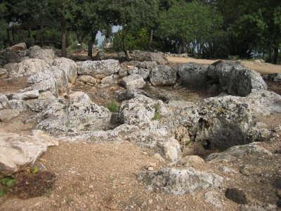 La cuve vinaire rupestre cuve et pressoir a vin datant de la periode talmudique israel routes touristiques du vaucluse guide touristique de provence alpes cote d azur