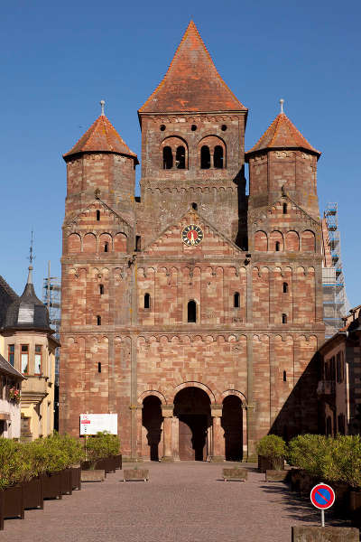 La facade romane occidentale de l eglise abbatiale saint etienne route romane d alsace guide touristique