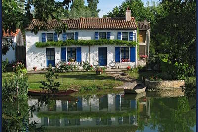 La fameuse maison aux volets bleus dans le parc naturel regional du marais poitevin