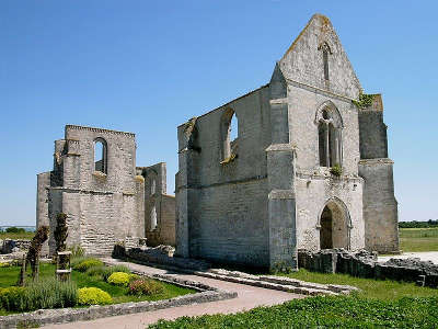 La flotte plus beau village les ruines de l abbaye notre dame de re routes touristique de charente maritime guide du tourisme poitou charente