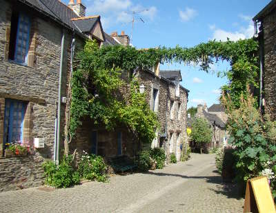 La gacilly cite d art et d histoire ruelle routes touristiques dans le morbihan guide du tourisme en bretagne