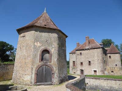 La gadeliere le colombier octogonal du xviie siecle et place forte road trip dans l eure et loir guide du tourisme centre val de loire
