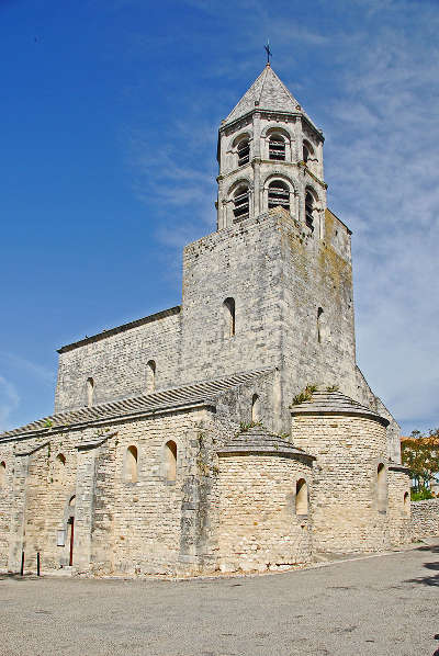 La garde adhemar plus beau village eglise saint michel routes touristiques de la drome guide touristique rhone alpes