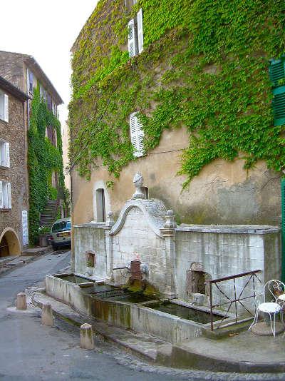 La garde freinet cite de caractere la fontaine routes touristiques du var guide touristique de la provence alpes cote d azur