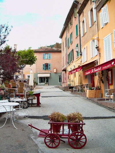 La garde freinet cite de caractere place du marche routes touristiques du var guide touristique de la provence alpes cote d azur