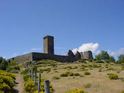 La garde guerin remparts plus beaux villages routes touristiques de lozere guide touristique du languedoc roussillon