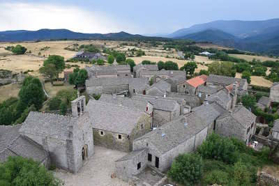 La garde guerin vue d ensemble plus beaux villages routes touristiques de lozere gard guide touristique du languedoc roussillon