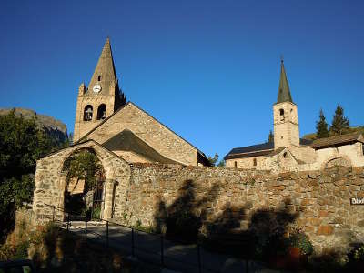 La grave plus beau village eglise paroissiale de l assomption de la chapelle des penitents routes touristiques des hautes alpes guide du tourisme de provence alpes cote d azyr