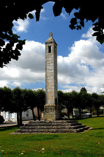 La lanterne des morts a antigny route des abbayes et monuments du haut poitou guide du tourisme de la vienne