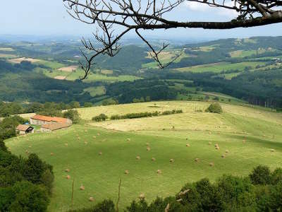 La montagne bourbonnaise depuis le rocher saint vincent routes touristiques de l allier guide touristique auvergne