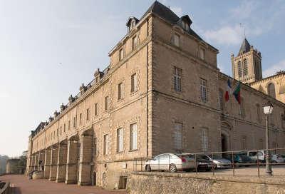 La reole l hotel de ville ancien prieure route touristique de la gironde guide touristique de l aquitaine