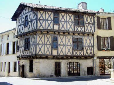 La reole maison a colombages a l angle des rues jean duprada et peysseguin route touristique de la gironde guide touristique de l aquitaine