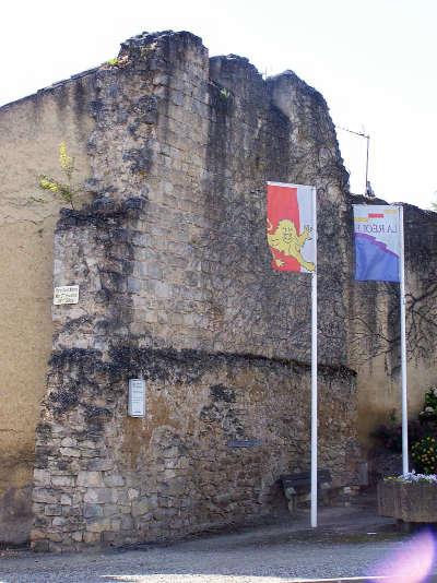 La reole ruines de remparts a la porte saint martin route touristique de la gironde guide touristique de l aquitaine