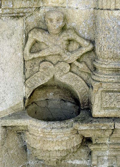 La roche maurice ossuaire l ankou circuit des enclos paroissiaux du pays de landerneau routes touristiques dans le finistere