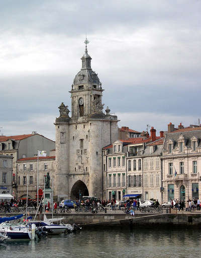 La rochelle la porte de la grosse horloge routes touristique de charente maritime guide du tourisme poitou charente